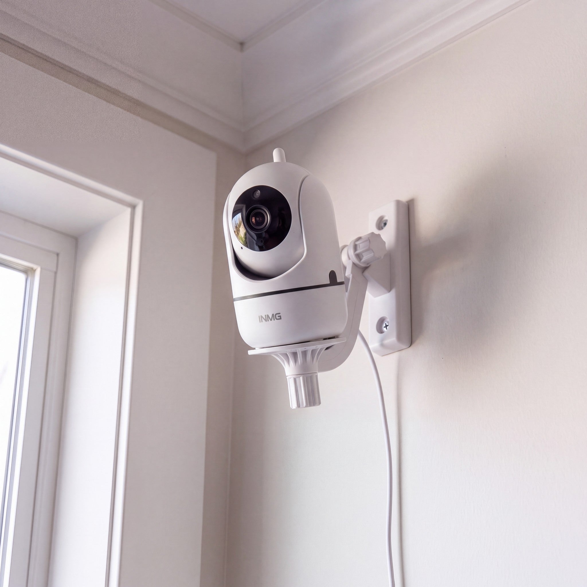 InoCam Mini blanche fixée sur son support mural orientable, en situation
