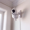 InoCam Mini blanche fixée sur son support mural orientable, en situation