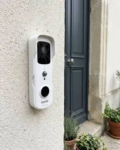 Sonnette InoCam Visio posée à côté d'une porte