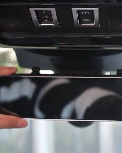 Dashcam InoCar 4K posée sur le rétroviseur